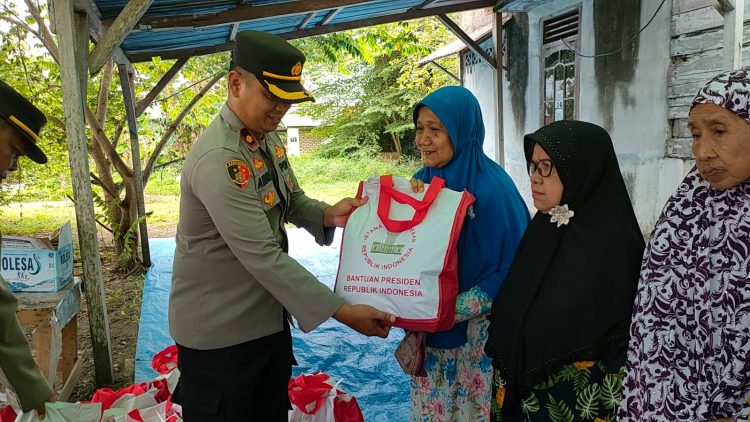 Polres Bangka Barat dan Polsek jajaran menyerahkan bantuan sosial dari Bapak Presiden Republik Indonesia Ir. Joko Widodo berupa paket sembako untuk warga yang membutuhkan
