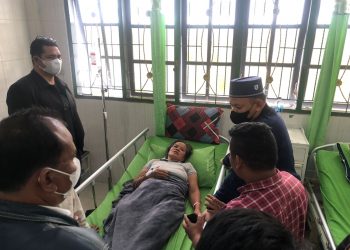 Kapolres Dairi AKBP Wahyudi Rahman, SH, SIK,MM bersama Kasat Reskrim Polres Dairi AKP Rismanto J Purba, SH, MH, MKn serta Kaur bin ops Satreskrim Iptu S Manurung, SH, menjenguk seorang ibu penderita sakit Tulang serta Diabetes