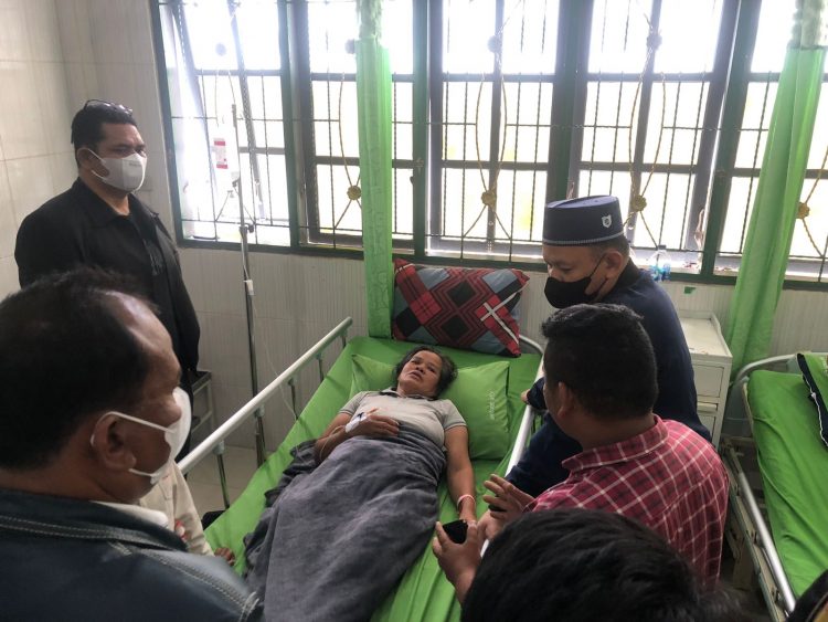 Kapolres Dairi AKBP Wahyudi Rahman, SH, SIK,MM bersama Kasat Reskrim Polres Dairi AKP Rismanto J Purba, SH, MH, MKn serta Kaur bin ops Satreskrim Iptu S Manurung, SH, menjenguk seorang ibu penderita sakit Tulang serta Diabetes