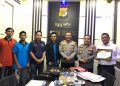 Pimpinan Redaksi Salah satu media Online terbitan Provinsi Aceh, menyerahkan piagam penghargaan kepada Kapolres Aceh Barat