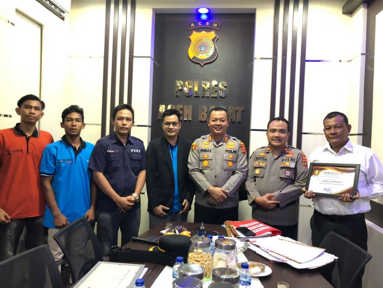 Pimpinan Redaksi Salah satu media Online terbitan Provinsi Aceh, menyerahkan piagam penghargaan kepada Kapolres Aceh Barat