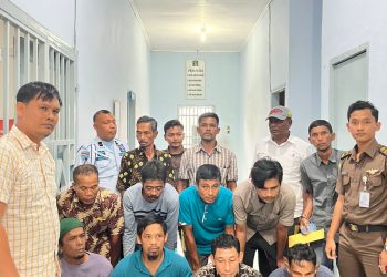 Kejaksaan Negeri Aceh Barat menahan 13 orang warga Desa Lapang, Kecamatan Johan Pahlawan diduga terkait aksi perusakan kebun milik Teungku H Cut Usman, Ketua Forum Kerukunan Umat Beragama (FKUB)