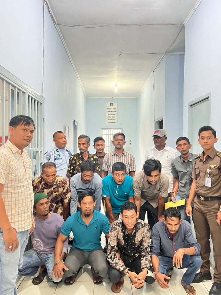 Kejaksaan Negeri Aceh Barat menahan 13 orang warga Desa Lapang, Kecamatan Johan Pahlawan diduga terkait aksi perusakan kebun milik Teungku H Cut Usman, Ketua Forum Kerukunan Umat Beragama (FKUB)