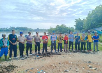 Kapolres Bangka dan Wakil Bupati Bangka Pimpin kegiatan kurve dan bersih bersih serta penanaman pohon di Kampung Nelayan 1, Jalan Laut kampung pasir Kecamatan Sungailiat
