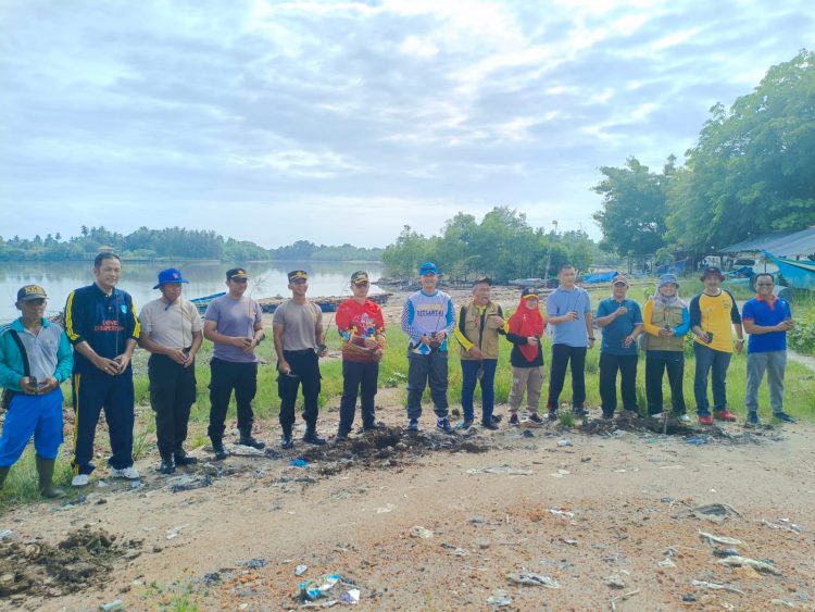 Kapolres Bangka dan Wakil Bupati Bangka Pimpin kegiatan kurve dan bersih bersih serta penanaman pohon di Kampung Nelayan 1, Jalan Laut kampung pasir Kecamatan Sungailiat