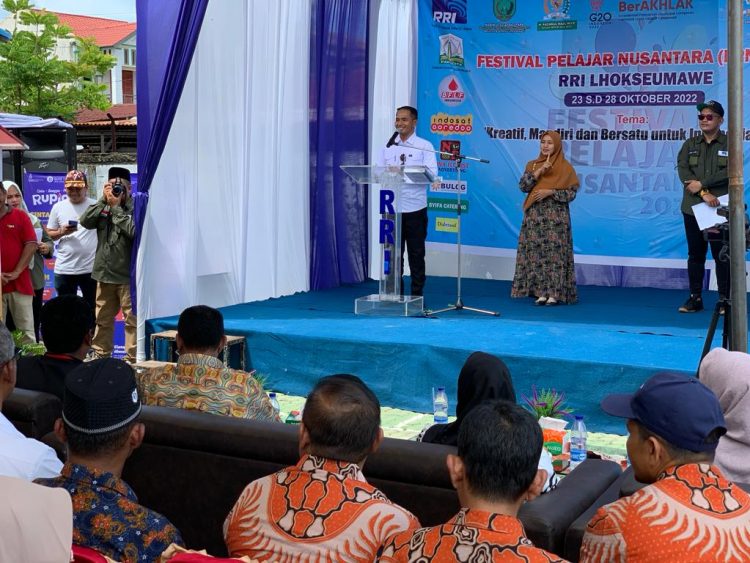 Dandim 0103/Aceh Utara Letkol Inf Hendrasari Nurhono S.I.P. M.I.P.,didampingi Ketua Persit Kartika Chandra Kirana Cabang XX/ Dim 0103 Aceh Utara Koorcabrem 011 PD Iskandar Muda Ny. Dina HS Nurhono menghadiri Acara Pembukaan Festival Pelajar Nusantara 2022