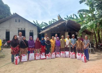Kapolsek Kelapa Iptu Azwar Fadli Pulungan mengintruksikan seluruh personil Polsek Kelapa Polres Bangka Barat yang ditugaskan untuk mendistribusikan bantuan paket sembako dari bapak Presiden RI Ir. Joko Widodo