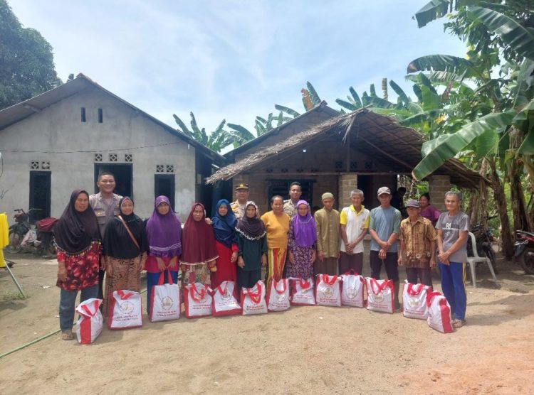 Kapolsek Kelapa Iptu Azwar Fadli Pulungan mengintruksikan seluruh personil Polsek Kelapa Polres Bangka Barat yang ditugaskan untuk mendistribusikan bantuan paket sembako dari bapak Presiden RI Ir. Joko Widodo