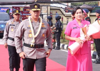 Kapolda Sumsel, Irjen Pol A. Rachmad Wibowo SIK, disambut dengan pengalungan bunga hingga tari tanggai selamat datang di Bumi Sriwijaya