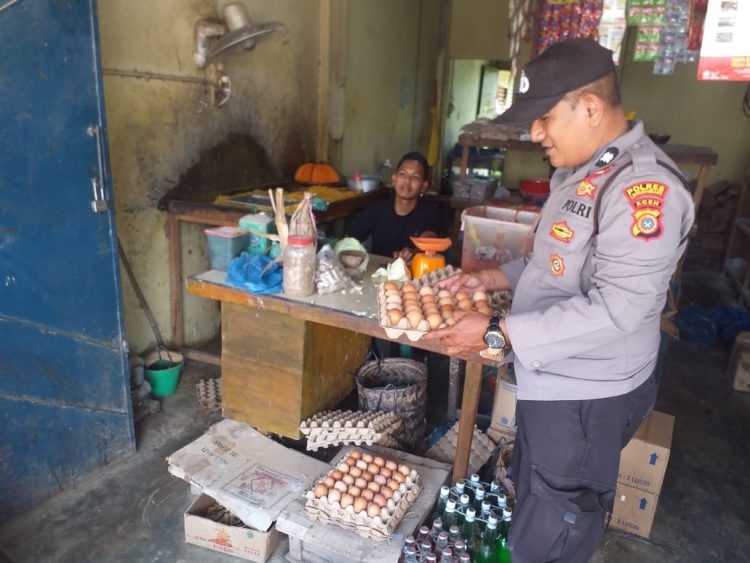 Jajaran Polsek Nisam memastikan persediaan sembako di pasar - pasar tradisional di Kecamatan Nisam