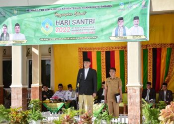 Sekretaris Daerah Kota Sabang ketika bertindak sebagai inspektur upacara peringatan Hari Santri Nasional Tahun 2022, yang digelar Kantor Kementerian Agama Kota Sabang