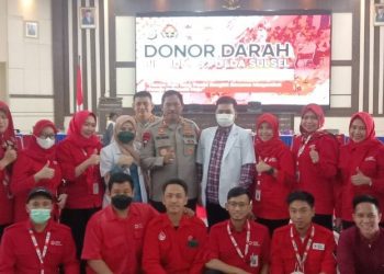 Bidang Humas Polda Sulsel bekerja sama dengan Bidang Dokkes Polda Sulsel dan PMI Sulsel mengadakan donor darah dan Bakti Sosial Pemberian Sembako kepada Wartawan