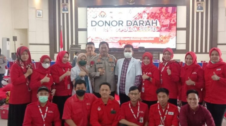 Bidang Humas Polda Sulsel bekerja sama dengan Bidang Dokkes Polda Sulsel dan PMI Sulsel mengadakan donor darah dan Bakti Sosial Pemberian Sembako kepada Wartawan