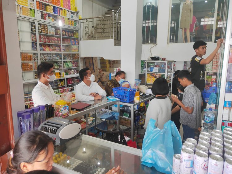 Sat Reskrim Polres Dairi menggelar pengecekan obat penurun demam pada anak - anak yang diperjual belikan di apotik - apotik yang berada di Kecamatan Sidikalang