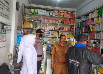 Personel Polsek Muara Batu melakukan pemantauan ke apotek dan toko obat di Kecamatan Muara Batu