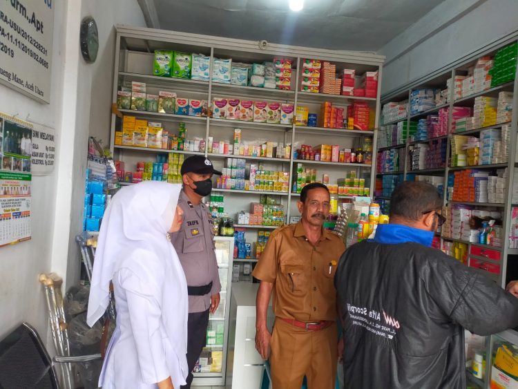 Personel Polsek Muara Batu melakukan pemantauan ke apotek dan toko obat di Kecamatan Muara Batu