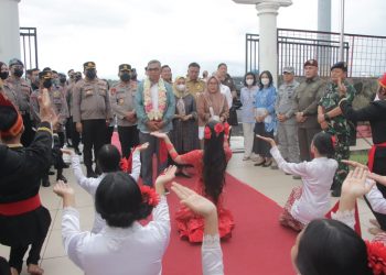 Irjen Pol Setyo Budiyanto bersama Ketua Pengurus Daerah Bhayangkari Sulut Ny. Henny Setyobudi tiba perdana di Manado