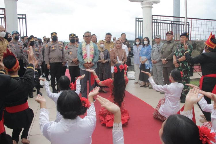 Irjen Pol Setyo Budiyanto bersama Ketua Pengurus Daerah Bhayangkari Sulut Ny. Henny Setyobudi tiba perdana di Manado