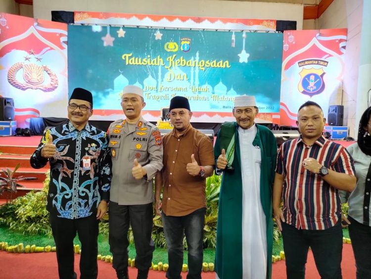 Korwil Mitrapolri.com Kalimantan Timur Sapta Guspiani saat menghadiri Tausiah Kebangsaan dan Do'a bersama untuk tragedi kanjuruhan Malang yang diadakan Polda Kaltim
