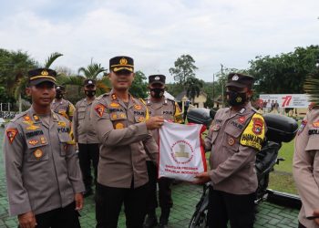 Kapolres Bangka lepas pendistribusian bantuan Presiden RI Ir.Joko Widodo sebanyak 200 paket sembako kepada Sat Binmas melalui Bhabinkamtibmas Polsek jajaran, Sat Lantas dan Sat Polairud
