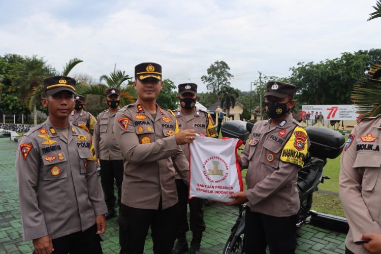 Kapolres Bangka lepas pendistribusian bantuan Presiden RI Ir.Joko Widodo sebanyak 200 paket sembako kepada Sat Binmas melalui Bhabinkamtibmas Polsek jajaran, Sat Lantas dan Sat Polairud