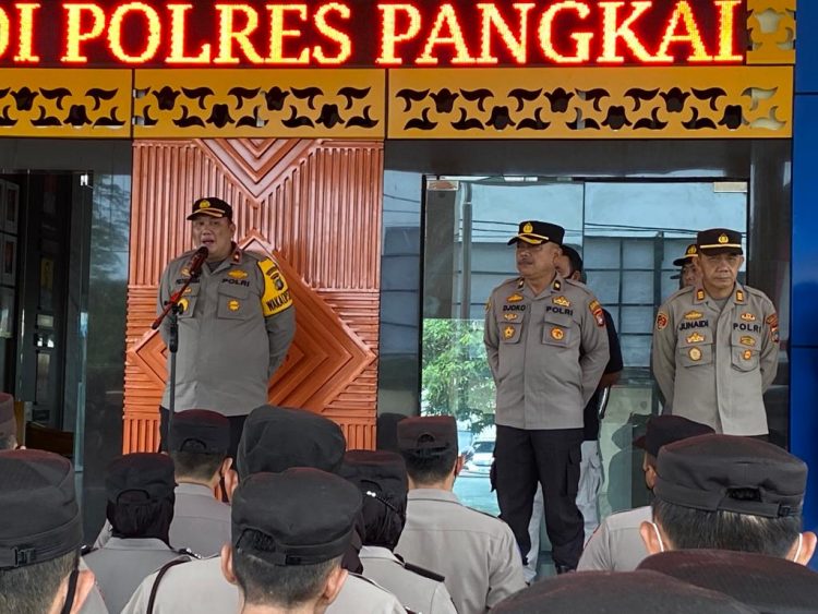 Waka Polres Pangkalpinang KOMPOL Poltak S. T. Purba, S.I.K, saat memimpin pelaksanakan apel pagi di Mapolres Pangkalpinang