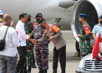 Presiden Republik Indonesia Ir. H. Joko Widodo saat tiba di Bandara Internasional Sultan Aji Muhammad Sulaiman (SAMS) Sepinggan Balikpapan disambut Langsung oleh Kapolda Kaltim