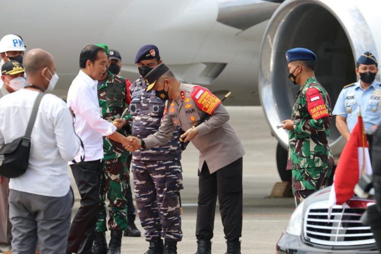 Presiden Republik Indonesia Ir. H. Joko Widodo saat tiba di Bandara Internasional Sultan Aji Muhammad Sulaiman (SAMS) Sepinggan Balikpapan disambut Langsung oleh Kapolda Kaltim