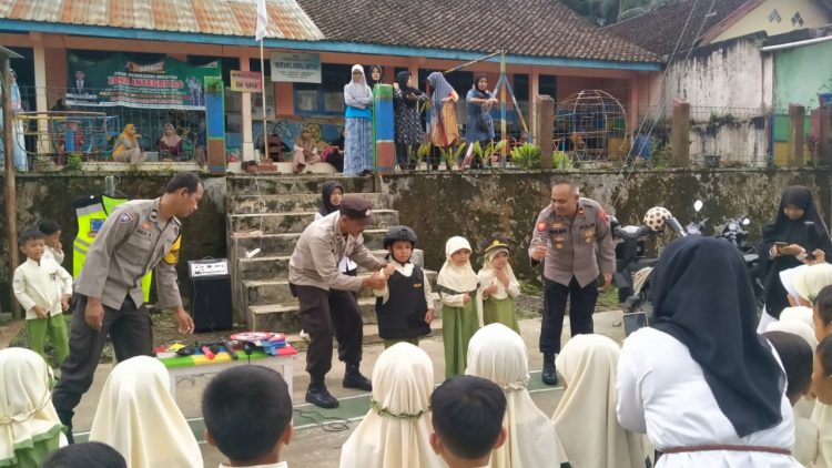 Polsek Mrebet menggelar kegiatan polisi sahabat anak