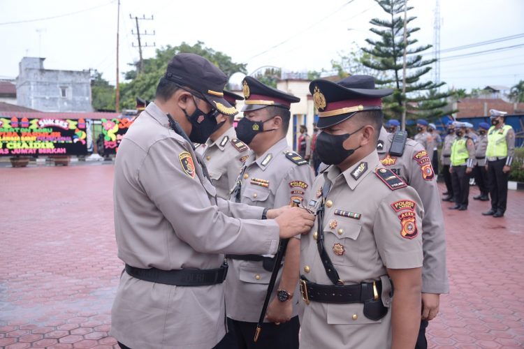 Kapolres Aceh Langsa AKBP Agung Kanigoro Nusantoro, SH,SIK,MH memimpin upacara serah terima jabatan (Sertijab) Kasat Intelkam, Kasat Polairud, dan Kapolsek Langsa Barat