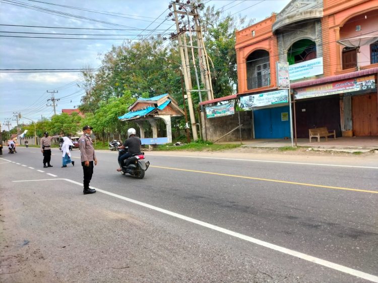 Personel Polsek Syamtalira Bayu melaksanakan pengaturan lalulintas (strong poin) di Simpang Cot Plieng