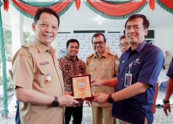 Penjabat Gubernur Aceh, Achmad Marzuki meninjau Pabrik Pupuk NPK PT Pupuk Iskandar Muda (PIM) yang saat ini dalam tahapan pembangunan dan finalisasi konstruksi