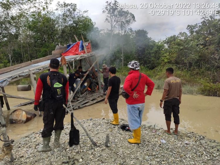 Kapolsek Kuantan Hilir Pimpin langsung Operasi Penertiban Penambangan Emas Tanpa Izin (PETI) di wilayah hukum Polsek Kuantan Hilir