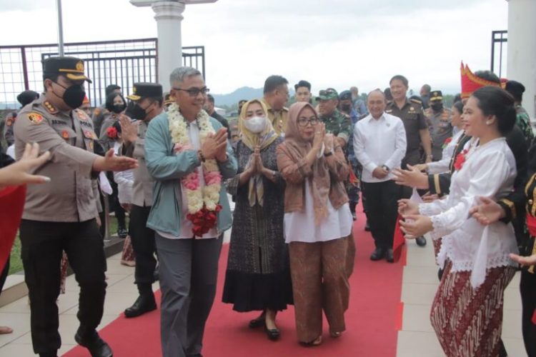 Kapolda Sulawesi Utara (Sulut), Irjen Pol Setyo Budiyanto bersama Ketua Pengurus Daerah Bhayangkari Sulut Ny. Henny Setyobudi tiba perdana di Manado