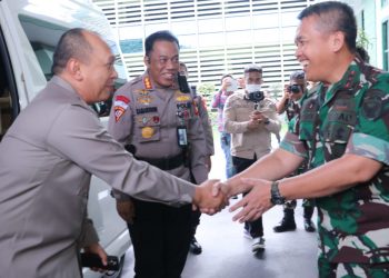 Irjen Pol A. Rachmad Wibowo SIK., beserta rombongan yang berlangsung di Ruang Gatot Subroto Makodam II/Swj
