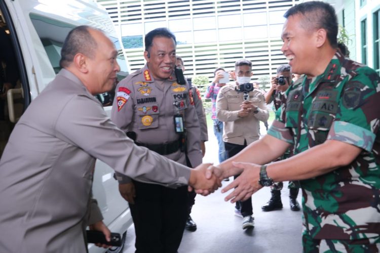 Irjen Pol A. Rachmad Wibowo SIK., beserta rombongan yang berlangsung di Ruang Gatot Subroto Makodam II/Swj