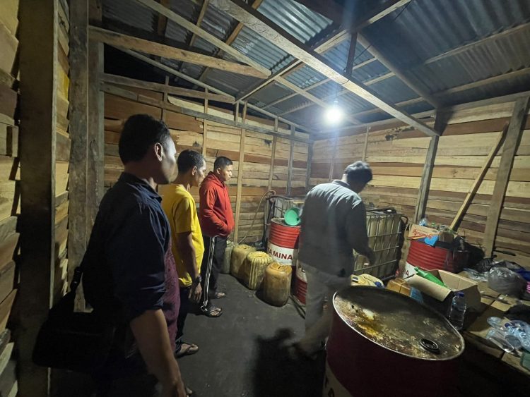 Tim Opsnal Sat Reskrim Polres Kuantan Singingi lakukan Penindakan terhadap Tindak Pidana kejahatan Minyak dan Gas (MIGAS) penyalahgunaan angkutan dan Niaga bahan bakar minyak yang disubsidi pemerintah di SPBU Sitorajo Kari