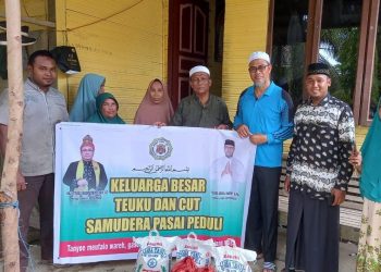 Keluarga Besar Teuku dan Cut Samudera Pasai (KBTC PASEE) menyantuni wareh (keluarga) yang mengalami musibah banjir
