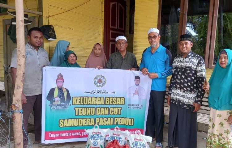 Keluarga Besar Teuku dan Cut Samudera Pasai (KBTC PASEE) menyantuni wareh (keluarga) yang mengalami musibah banjir