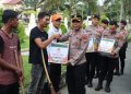 Wakapolres Nagan Raya Kompol Sugeng Sugiarto menyerhkan bantuan sembako dalam rangka HUT Humas Polri ke-71