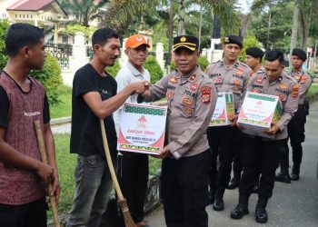 Wakapolres Nagan Raya Kompol Sugeng Sugiarto menyerhkan bantuan sembako dalam rangka HUT Humas Polri ke-71