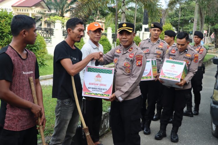 Wakapolres Nagan Raya Kompol Sugeng Sugiarto menyerhkan bantuan sembako dalam rangka HUT Humas Polri ke-71