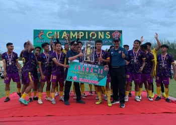 Dandim 0103/Aut Letkol Inf Hendrasari Nurhono S.I.P., M.I.P. Kasrem 011/LW Letkol Czi M Ridha Has bersama PJ Bupati Aceh Utara Azwardi Abdullah menyerahkan Tropy dan Menutup secara Resmi Open Turnamen Forkopimda Plus Cup 2022