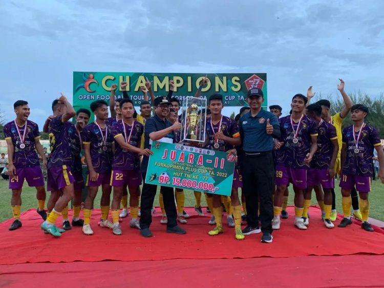 Dandim 0103/Aut Letkol Inf Hendrasari Nurhono S.I.P., M.I.P. Kasrem 011/LW Letkol Czi M Ridha Has bersama PJ Bupati Aceh Utara Azwardi Abdullah menyerahkan Tropy dan Menutup secara Resmi Open Turnamen Forkopimda Plus Cup 2022