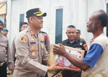 Kepolisian Resor Lhokseumawe berbagi sembako kepada petugas pembersih jalan, tukang becak, pekerja buruh bangunan dan pemulung