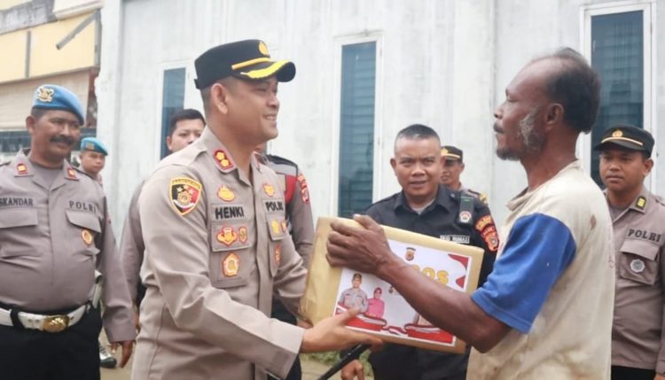 Kepolisian Resor Lhokseumawe berbagi sembako kepada petugas pembersih jalan, tukang becak, pekerja buruh bangunan dan pemulung