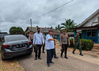 Kapolres Bangka Barat bersama unsur Forkopimda Kabupaten Bangka Barat, melakukan pengecekan Tempat Pemungutan Suara (TPS) untuk Pemilihan Kepala Desa (Pilkades)