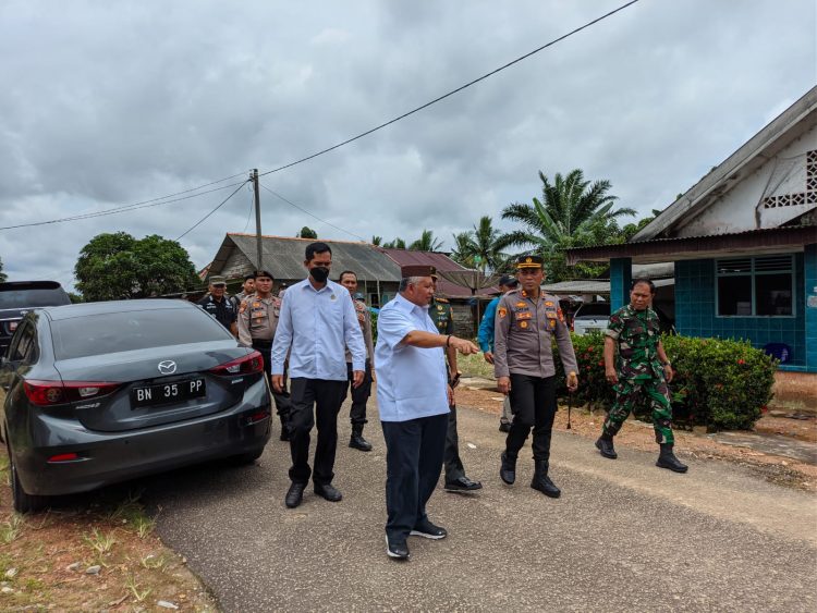 Kapolres Bangka Barat bersama unsur Forkopimda Kabupaten Bangka Barat, melakukan pengecekan Tempat Pemungutan Suara (TPS) untuk Pemilihan Kepala Desa (Pilkades)