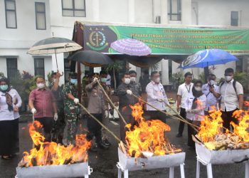 Wali Kota Pematang Siantar turut memusnahkan barang bukti narkoba di halaman kantor Kejaksaan Negeri (Kejari) Pematang Siantar