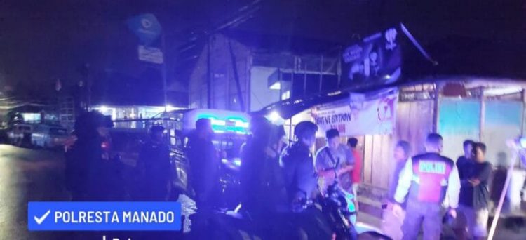 Samapta Polresta Manado bersama Personil Polsek Singkil mengamankan tempat kejadian perkara (TKP) di Kombos lingkungan 2